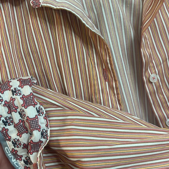 Cinch Button down - Picture 2 of 3